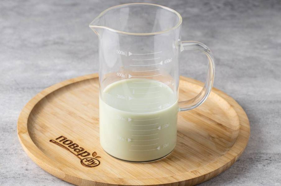 Процедите молоко, добавьте мятный сироп и размешайте до его растворения.