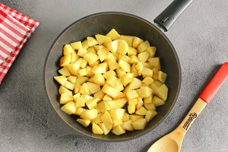 Тем временем в сковороде обжарьте нарезанный небольшими кубиками картофель. Доводить картофель до полной готовности не надо, достаточно того, что появится зажаренная корочка средней плотности. В дальнейшем она не даст картофелю развариться в процессе приготовления.
