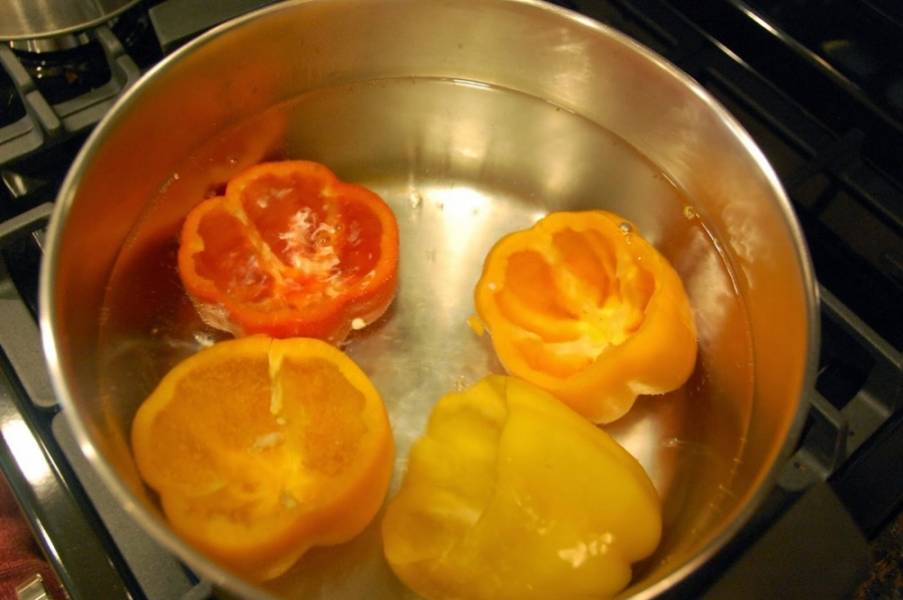 6. Затем кидаем на 5 минут в кипящую воду. Если вы собираетесь использовать шпинат, измельчите его и добавьте к овощам в самом конце жарки. Включите духовку нагреваться на 180 градусов. Обваренные в воде перцы вытащите и остудите.