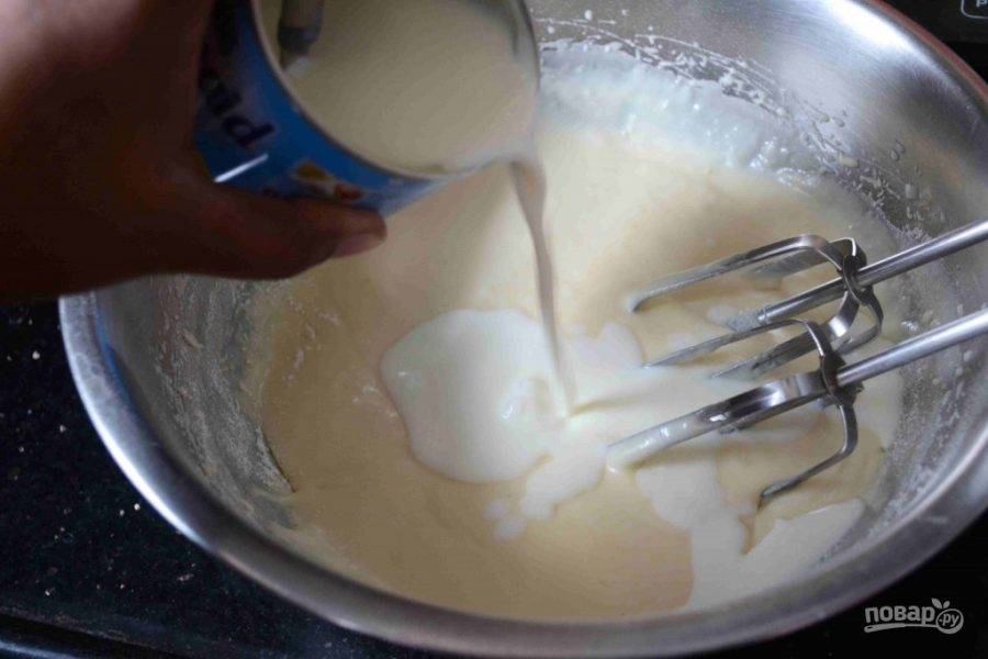 7.	Влейте половину молока и уксуса, затем снова муку и оставшееся молоко, завершите мукой.