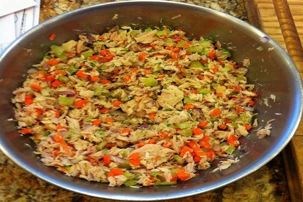 4. Попробовать салат и при необходимости посолить и поперчить по вкусу. В рецепт приготовления простого салата с тунцом консервированным можно также использовать измельченную свежую зелень. 