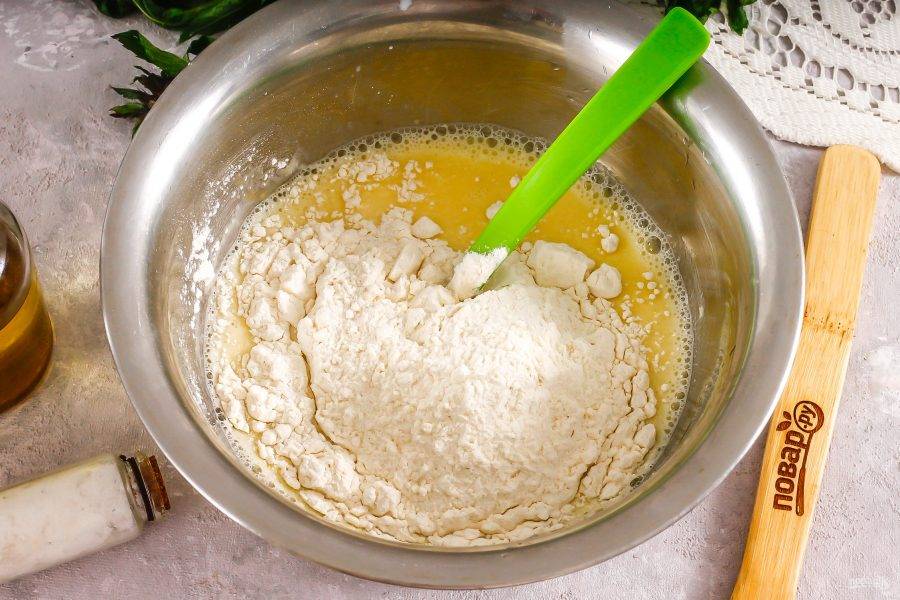 Куриные яйца взбейте в глубокой емкости и влейте туда же воду, всыпьте сахарный песок и соль. Тщательно перемешайте. Всыпьте пшеничную муку и вмешайте ее в яичную массу круговыми движениями. Влейте растительное масло и оставьте тесто на 15 минут для активации клейковины.