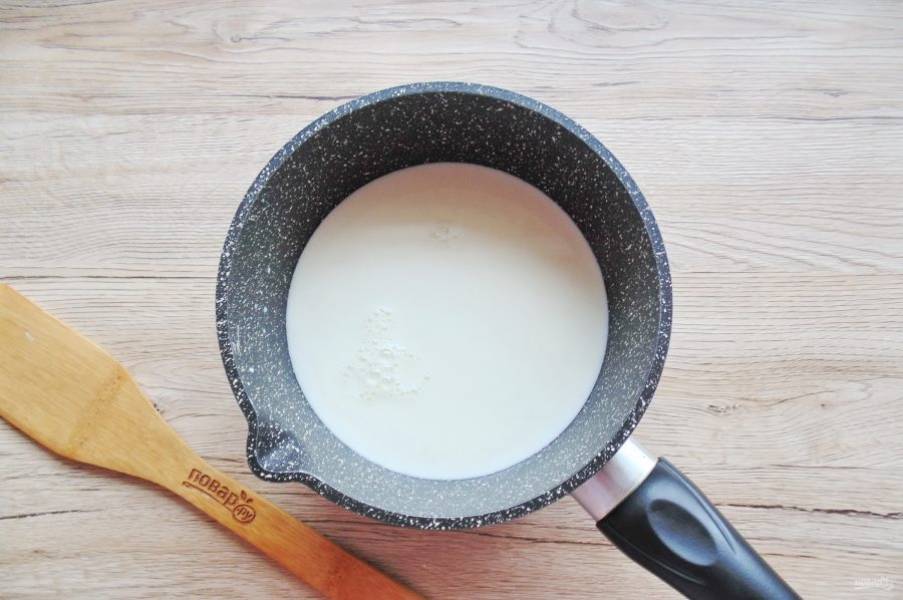 В кастрюлю с толстым дном налейте молоко и поставьте на плиту.