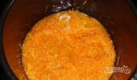 После появления карамельного цвета добавьте в воду растительного масло. Сразу перемешайте. Затем добавьте морковь. Варите смесь в течение 5 минут на медленном огне.