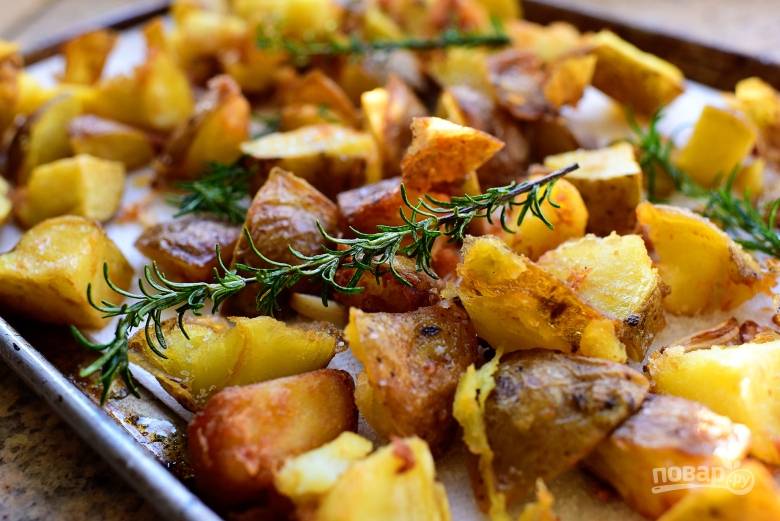 Жареный картофель с чесноком и розмарином