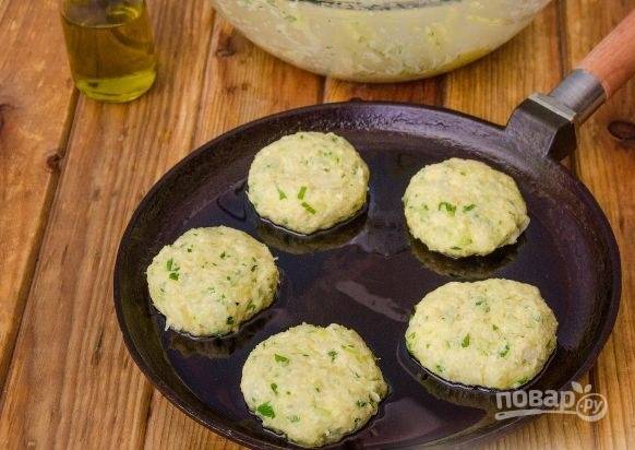 Смешиваем сливочное и растительное масло, наливаем на сковороду. Из фарша формируем котлеты желаемого размера и обжариваем с двух сторон до золотистой корочки.