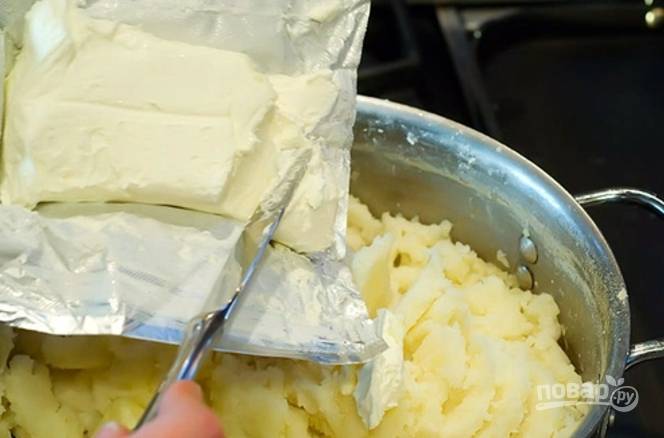 Теперь добавьте масло и хорошо перемешайте. Далее идет сыр, потом — сливки. Хорошенько вымешайте пюре.