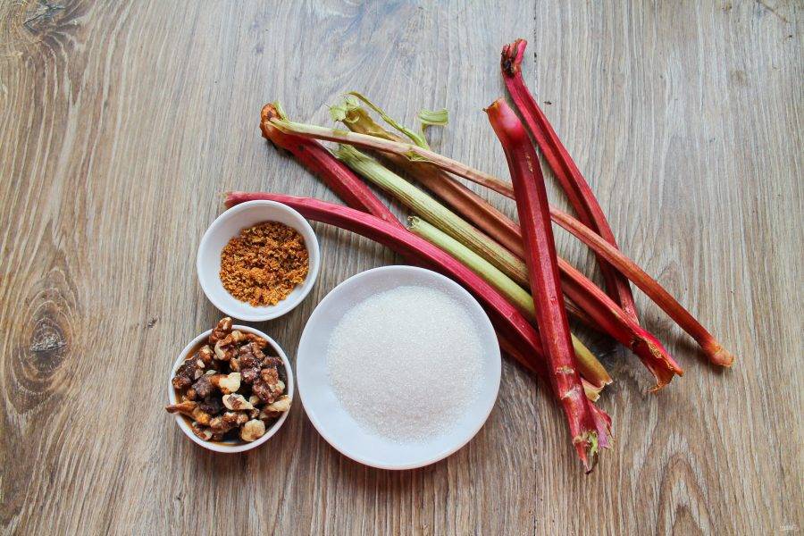 Подготовьте все необходимые ингредиенты для приготовления варенья из ревеня с грецкими орехами.