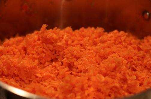 Пока перчатки можно снять и заняться подготовкой остальных овощей. Морковь чистим, промываем и трем на крупной или средней терке. 