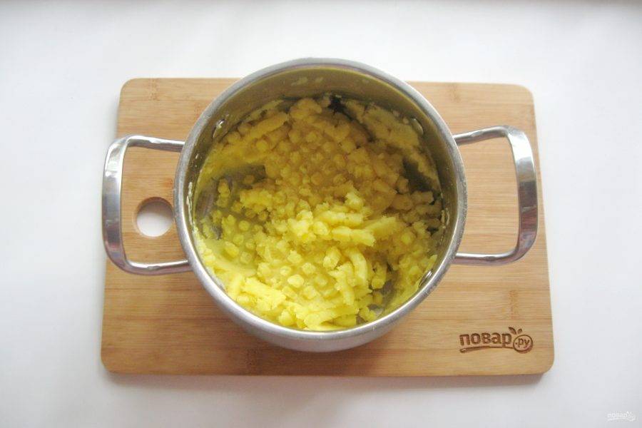 Когда картошка сварится, слейте воду, добавьте кусочек сливочного масла и сделайте пюре.