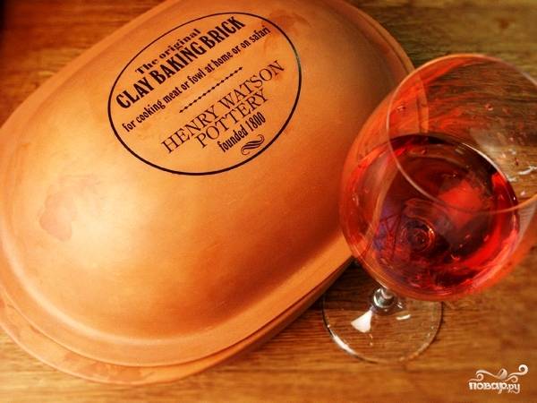 Накрываем форму крышкой и ставим в духовку. Выпекаем 15 минут при 180 градусах, затем (за это время вино выпарится почти полностью) подливаем в форму немного воды и добавляем несколько веточек тимьяна. Запекаем еще 40 минут, после чего петушка переворачиваем - и еще на 30 минут.