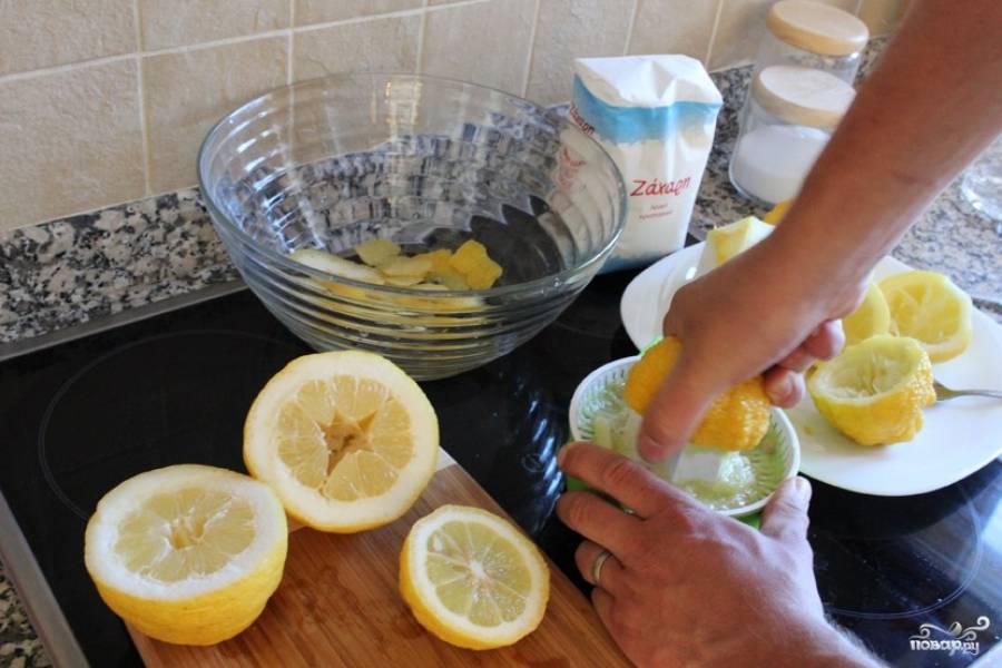 1. Рецепт простой до безобразия: давим лимоны при помощи вот такой соковыжималки. 