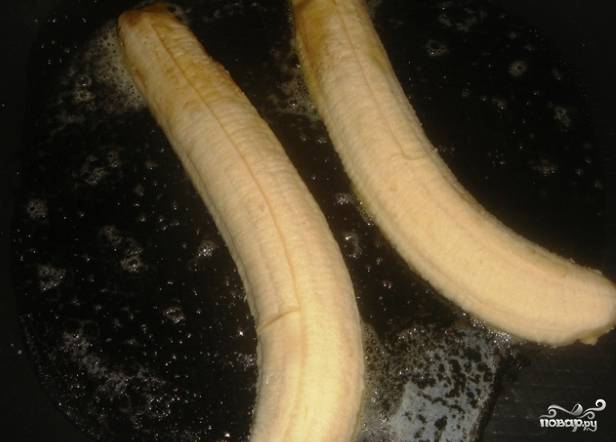 3. Очистите бананы от шкурки. Разрежьте сначала пополам, а затем ещё и вдоль плода. Обжарьте в небольшом количестве сливочного масла.