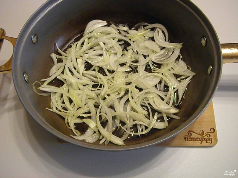 Разогрейте масло растительное на сковороде, обжарьте лук до полуготовности.