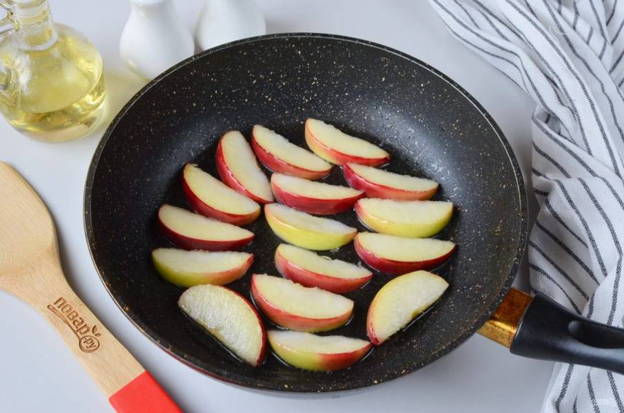 Разогрейте сковороду, влейте 1 ст.л. растительного масла, обжарьте яблоки до мягкости и легкого золотистого цвета. Переложите их в тарелочку.