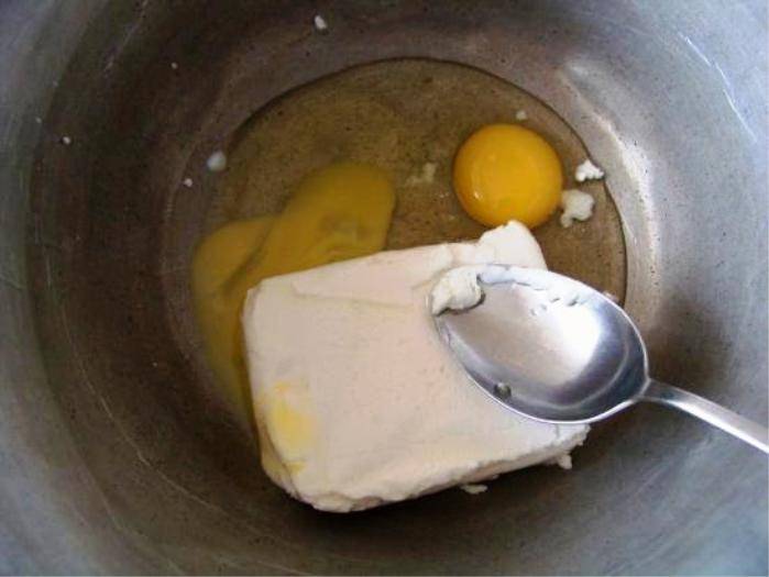 Перетрите творог с яйцами.
