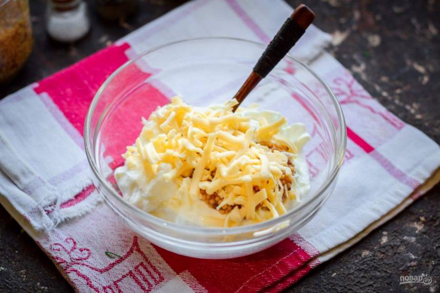 Следом добавьте натертый твердый сыр в йогурт.