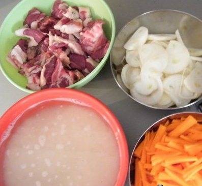 Итак, для начала - плов. Залейте рис водой на 1 час. Мясо промойте, порежьте кубиками. Лук режем кольцами, морковь - соломкой.