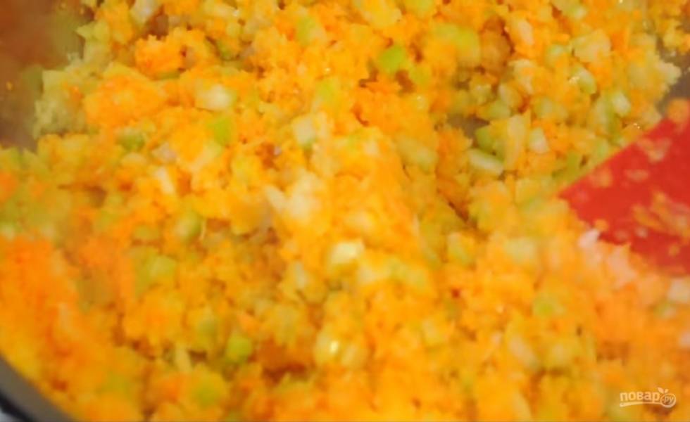 1. Для соуса "Болоньезе" нарежьте кубиками сельдерей, измельчите лук и морковь (для измельчения можно использовать комбайн). Обжарьте сперва лук. Когда он подрумянится, добавьте морковь, обжарьте несколько минут. Далее добавьте сельдерей и обжарьте овощи до золотистой корочки.