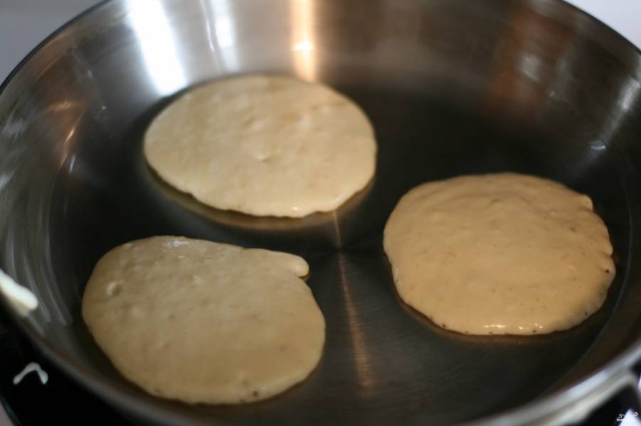 Разогрейте сковороду, налейте в неё немного масла растительного (или кусочек сливочного положит), жарьте оладьи с двух сторон, выкладывая на сковороду по столовой ложке теста. 