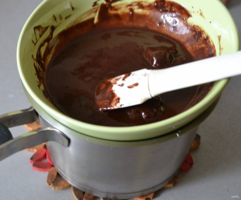 На водяной бане разогрейте 100 грамм шоколада и 50 грамм сливочного масла.