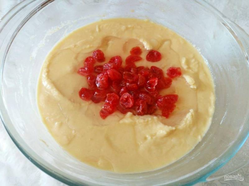 Влейте подсолнечное масло в получившееся густое однородное тесто, добавьте ягоды, ещё раз перемешайте.