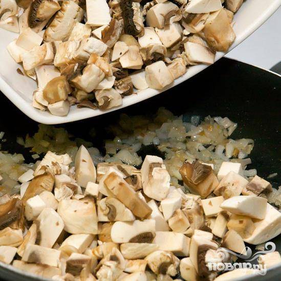 Порежьте грибы и добавьте к луку.