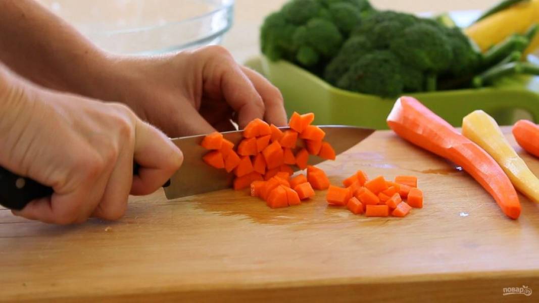 3. Затем нарежьте кусочками морковь, кабачок и фасоль. Брокколи разберите на мелкие соцветия.