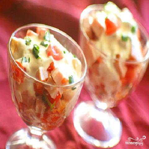 Салат с колбасой, сыром и помидорами