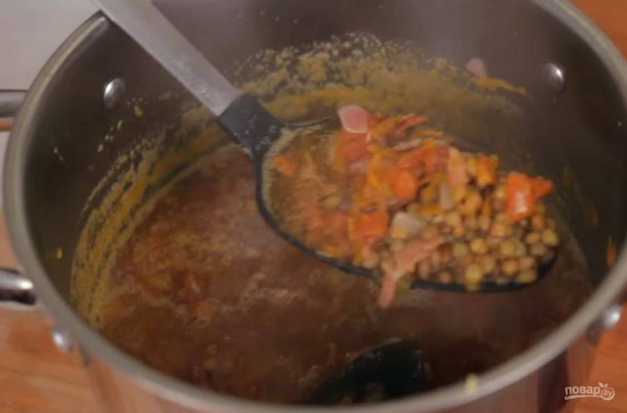 4. Варите суп примерно 30 минут на среднем огне, чтобы чечевица хорошо проварилась. Затем погружным блендером немного измельчите суп. 