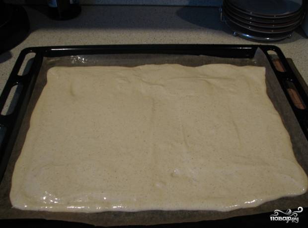 3. Распределите равномерно (тонким слоем) тесто. Выпекайте не более 10 минут при 200-х градусах.