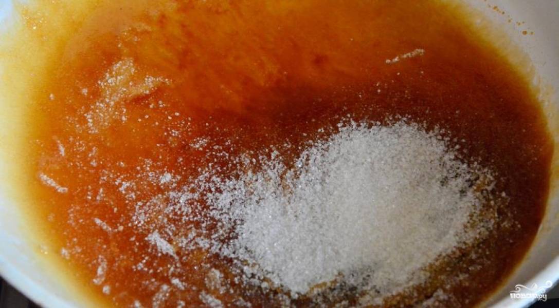 3.	Приготовьте крем из карамели. Растопите сахар на небольшом огне. Добавьте в него сливочного масла, перемешайте.