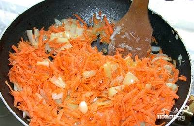 Мелко нарезаем очищенные лук и морковь.  Обжариваем овощи на сковороде.