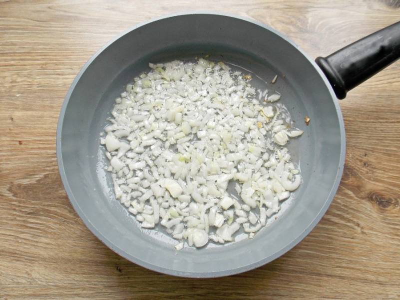 Лук почистите и мелко порежьте. В сковороду налейте растительное масло и положите лук. Обжаривайте его на среднем огне в течение 5 минут, перемешивая.