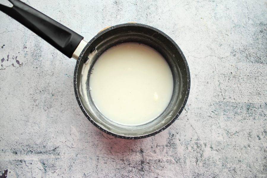 Мешая, варите сладкое молоко в течение 20 минут на медленном огне. Масса должна увариться и уменьшиться.