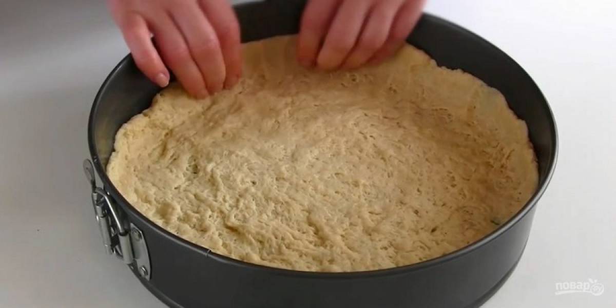 4. Распределите в форме тесто, сформировав небольшие бортики. Сверху выложите картофель, полейте растопленным сливочным маслом и сырным тестом. 