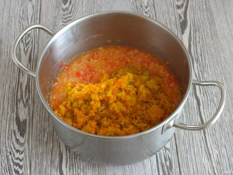После добавьте обжаренные лук, морковь и перец в кабачково-помидорную массу.