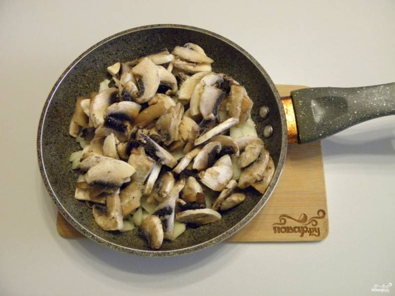 На растительном масле обжарьте сначала на протяжении пары минут лук, потом добавьте грибы, доведите до готовности. Посолите по вкусу.
