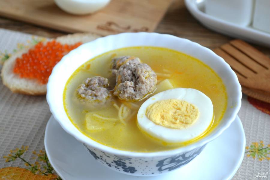 Куриный суп с лапшой и перепелиными яйцами