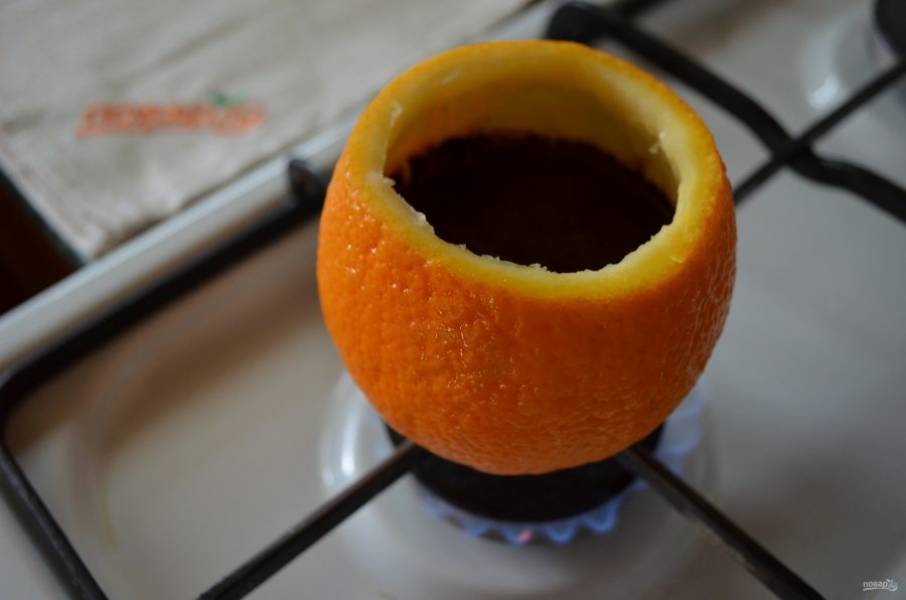 Поставьте на маленький огонь и доведите до кипения кофе в апельсине!
