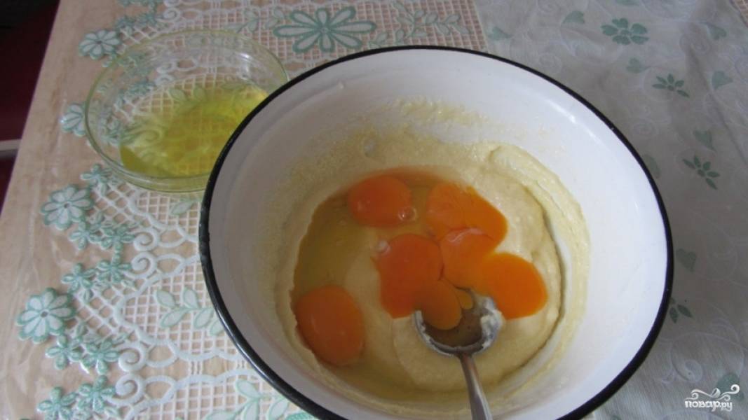 В удобную посуду кладем размягченный маргарин и сахар. Хорошо смешиваем, Затем кладем 2 яйца и три желтка. Основательно взбиваем при помощи миксера, блендера или венчика. 