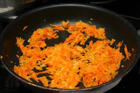 Обжарим лук и морковь на растительном масле до мягкости моркови. Отправляем овощи в бульон к картошке. Можно немного посолить.