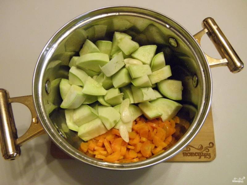 Кабачки порежьте кубиками или полукольцами, добавьте к моркови. Обжарьте овощи вместе минут 5.