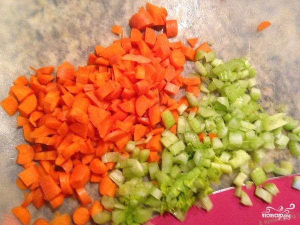 4. Измельчите морковь и стебель сельдерея. По вкусу добавьте острый перец. 