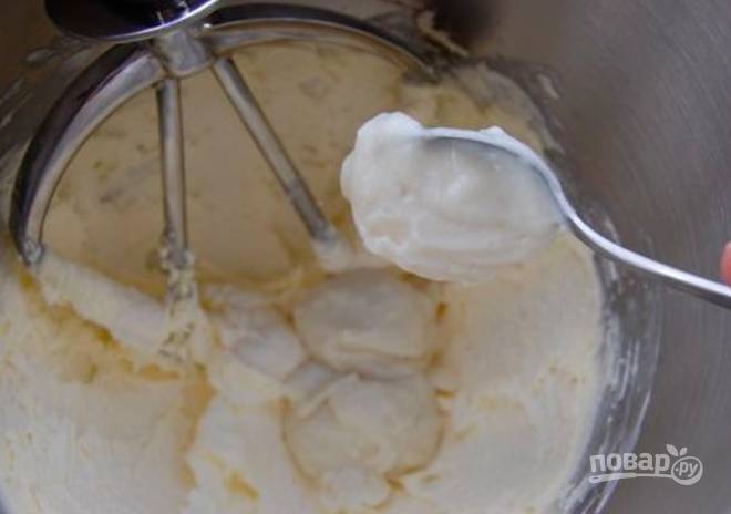 Не переставая взбивать, добавляйте молочный крем к маслу. Доведите все до однородной гладкой консистенции.