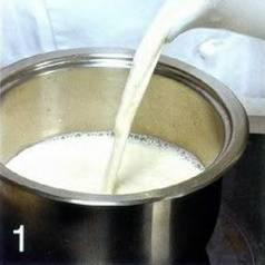 В горячем молоке растворить ванильный сахар и прогреть 1 мин. на
медленном огне.