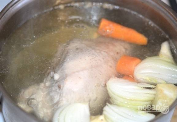 5.	Сразу кладу к курице порезанную большими кусками морковь, лук и сельдерей. 