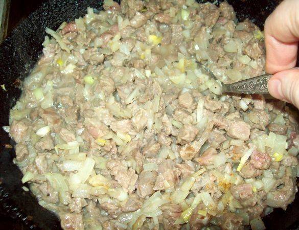 Когда мясо с луком будут практически готовы, солим и перчим их по вкусу. Можно добавить сушеный базилик и зиру. Готовое мясо отставляем остывать.