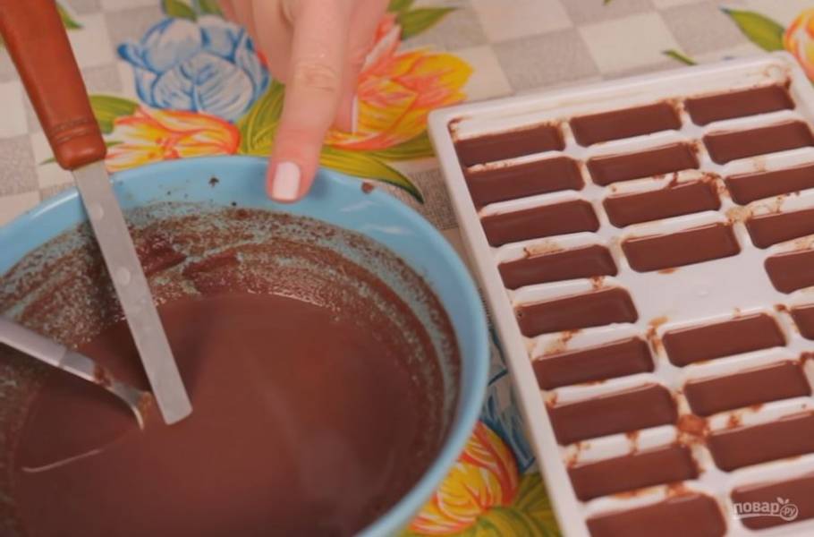 3. Разлейте шоколадную массу в формочки для льда и оставьте в морозильнике застывать. Далее приготовьте коктейль: молоко поставьте на огонь, добавьте корицу, сахар и доведите до кипения. 