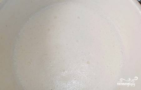 Подогрейте молоко, растворите в нём дрожжи. Добавьте соль, столовую ложку сахара и яйцо.